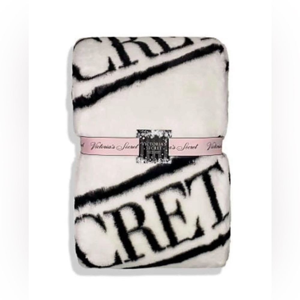 ISO! DO NOT BUY! Victoria’s Secret Faux Fur white or black throw blankets!